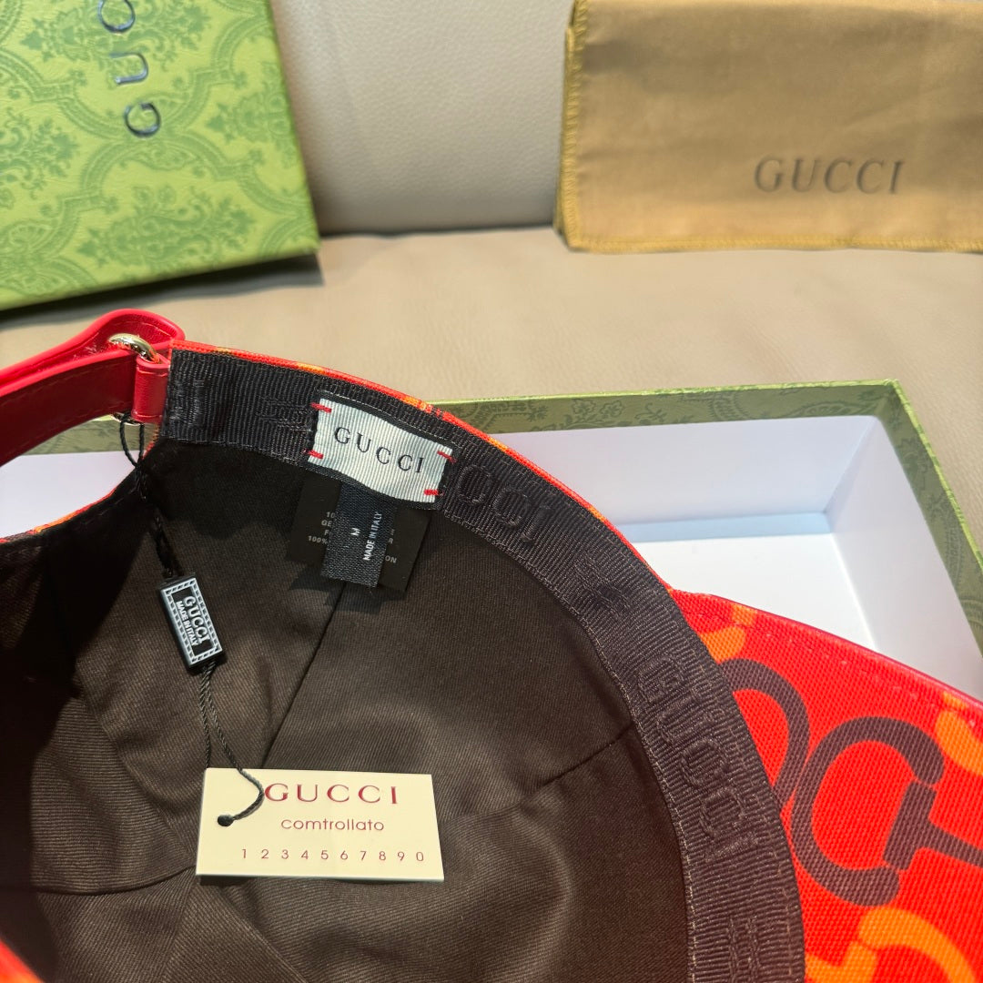 Gucci cap close-up of adjustable strap and interior label, black lining