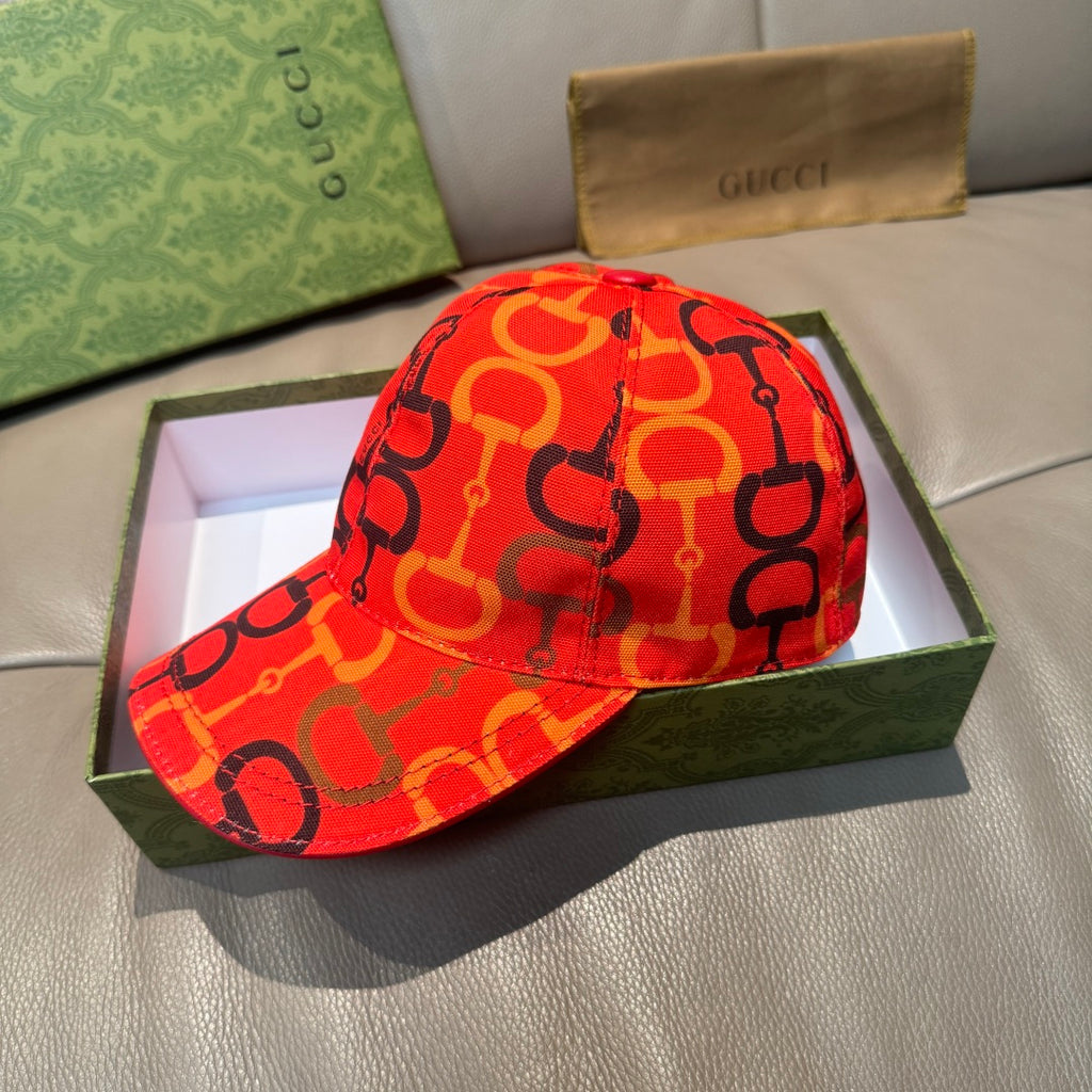 Gucci cap red with black logo links, curved brim and adjustable strap