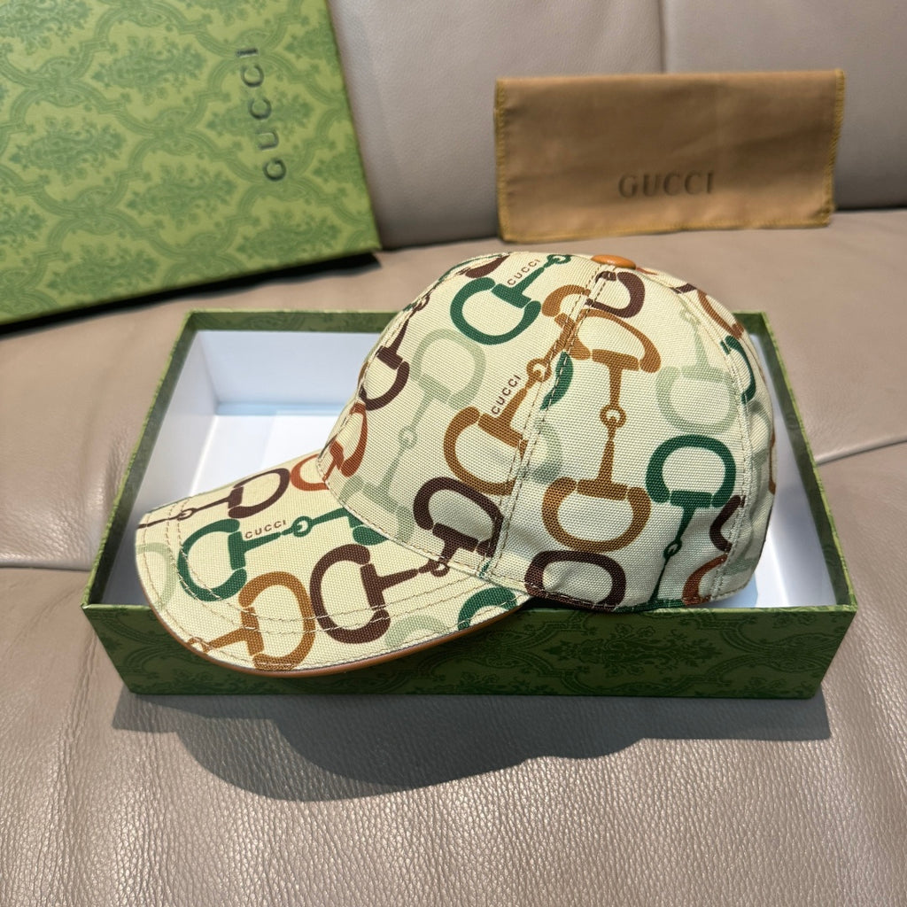 Gucci cap, multicolor horsebit print on beige; curved brim