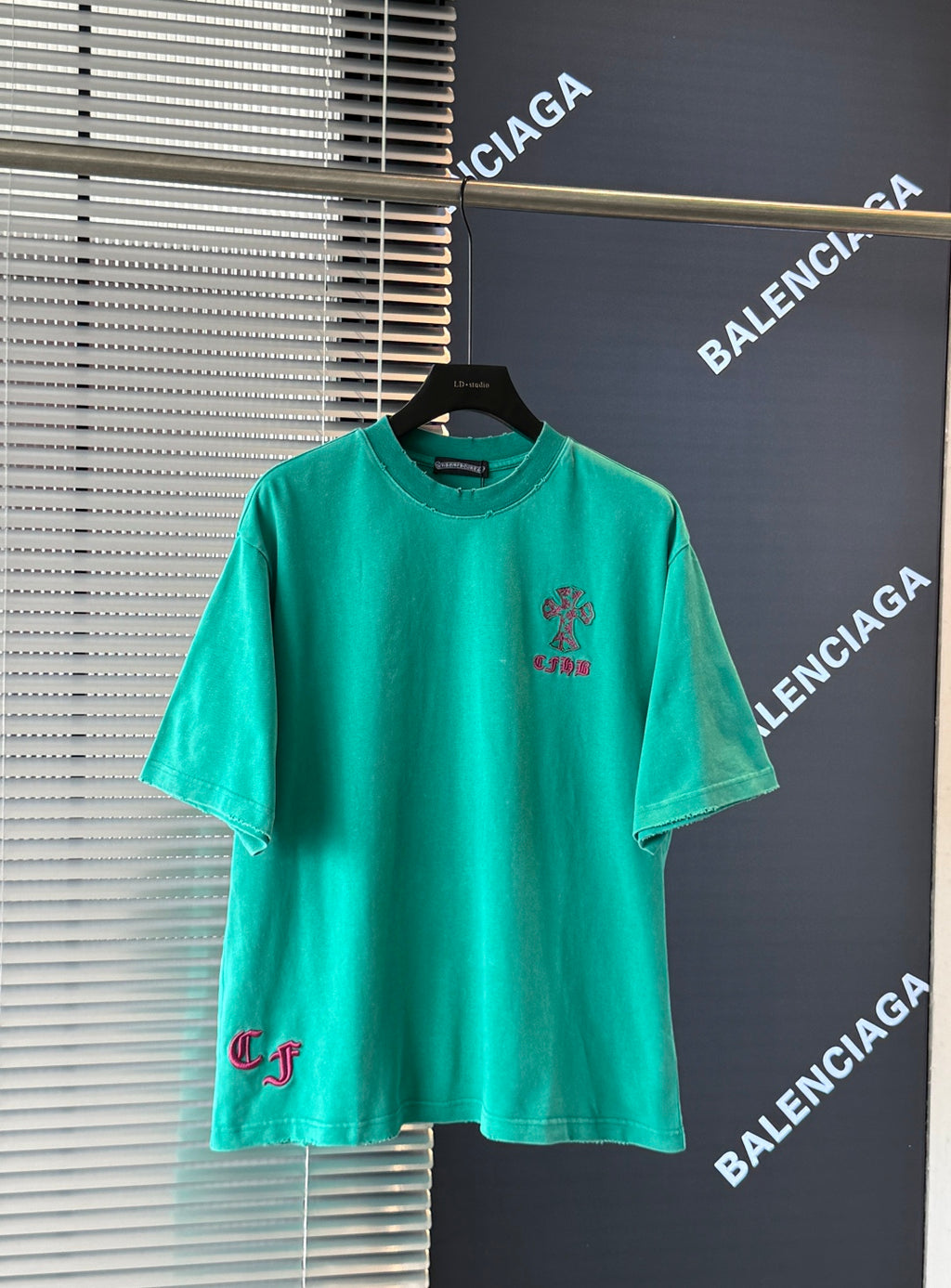 Turquoise short-sleeve T-shirt with small embroidered crest logo on the chest