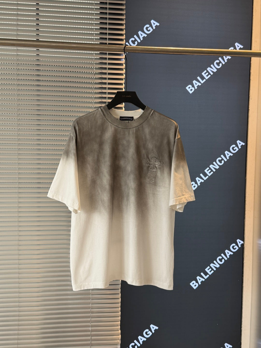 Off-white short-sleeve T-shirt with small chest dragon graphic