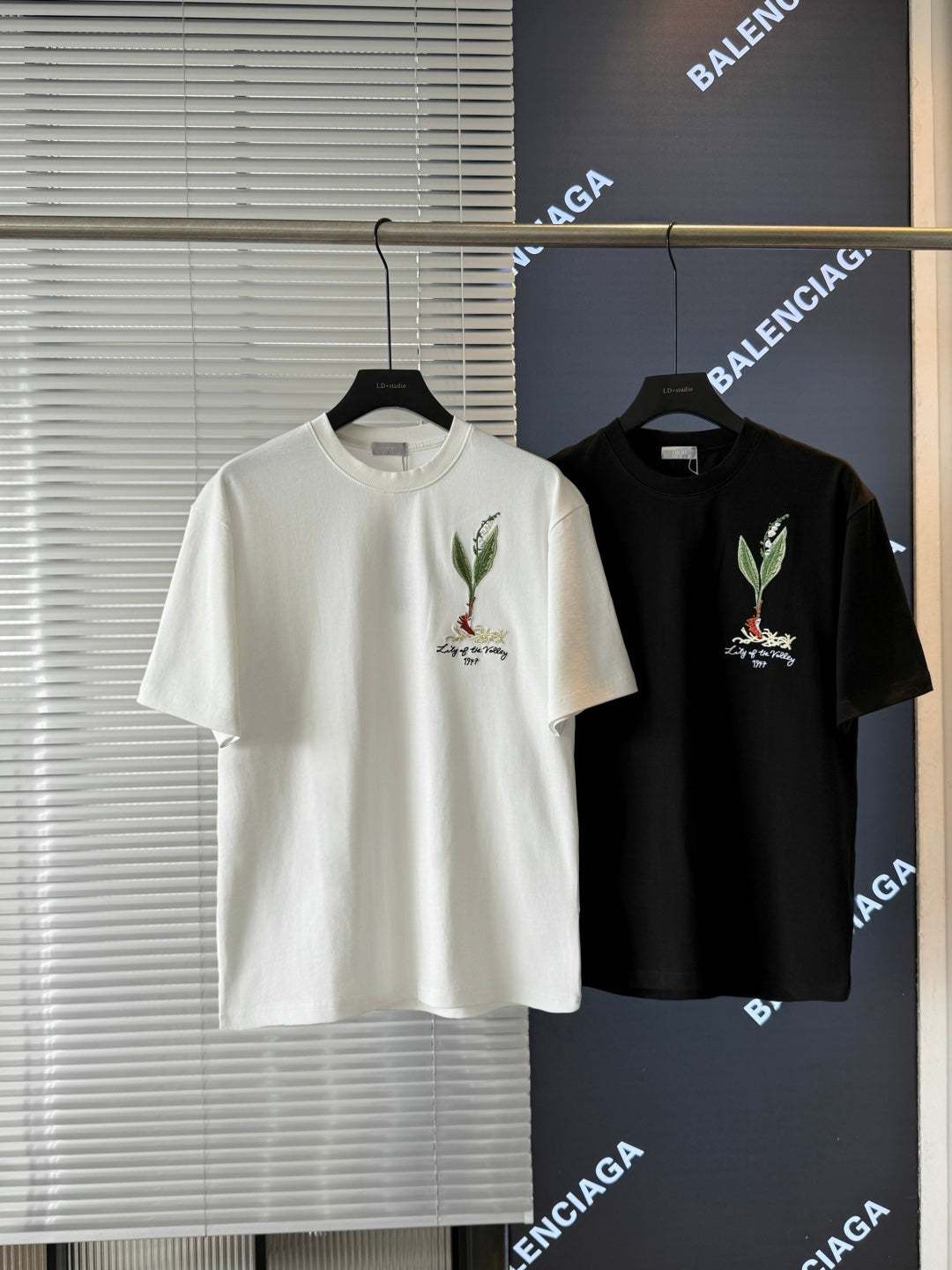 White short-sleeve T-shirt with small chest botanical bird embroidery