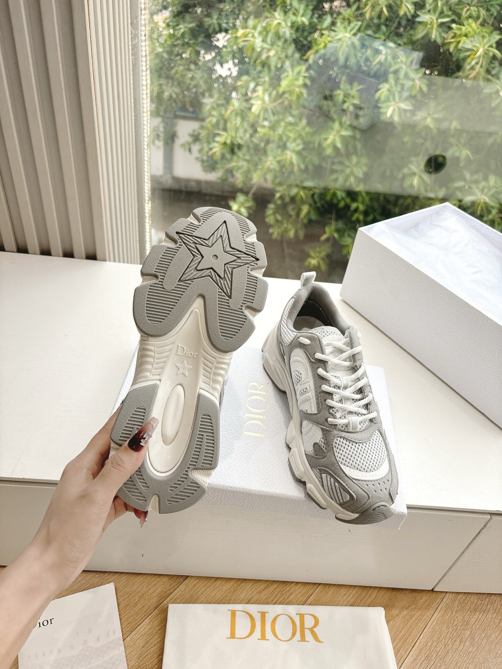 Women’s sneakers heel view in light gray with star graphic and textured rubber sole