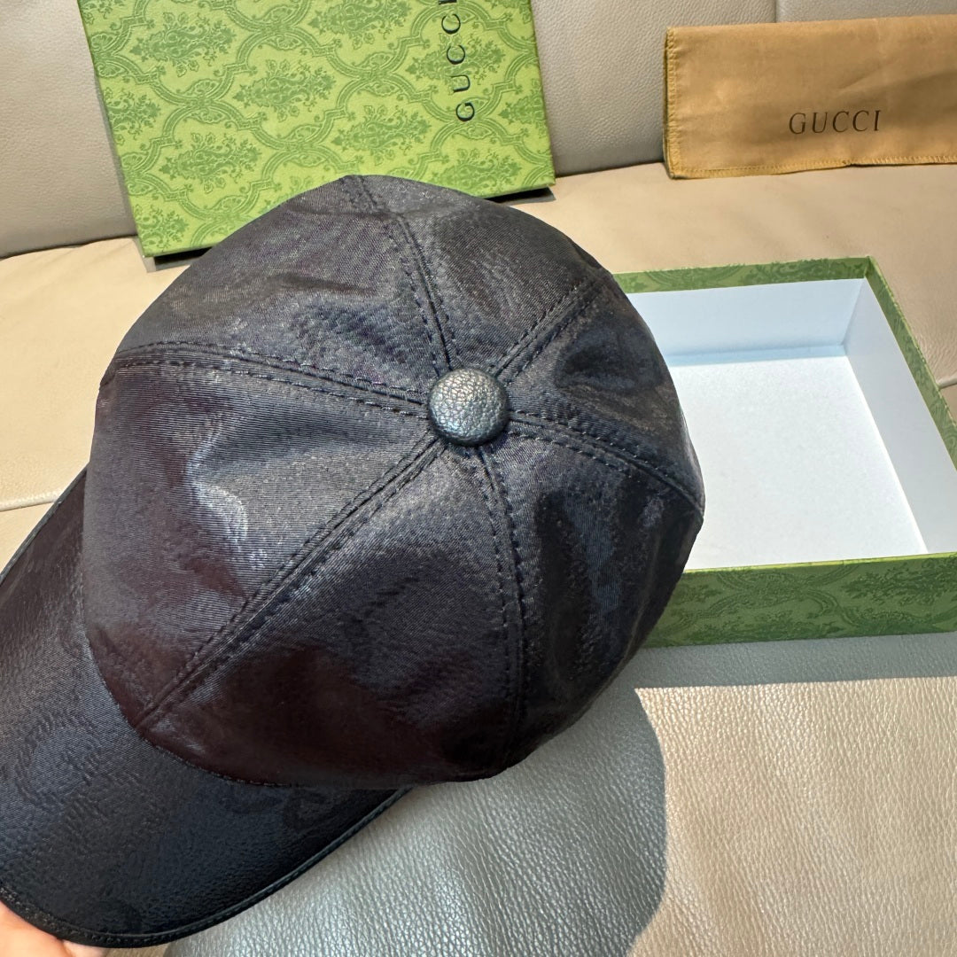 Gucci cap in dark leather-look, circular crown button and curved brim
