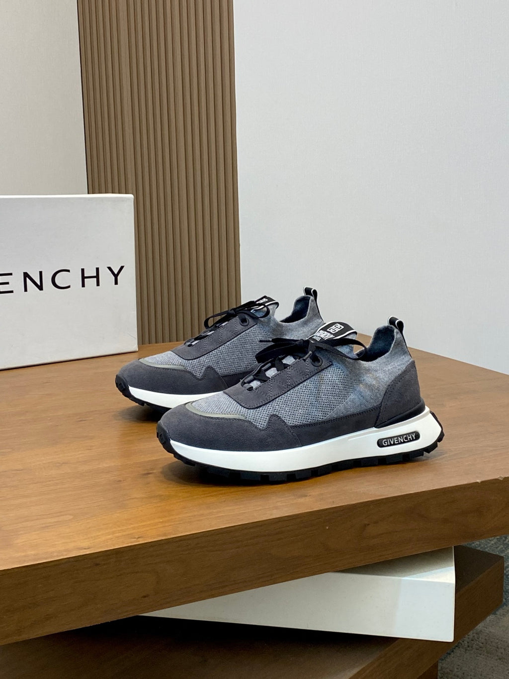 Givenchy sneakers in gray with black laces and white rubber sole