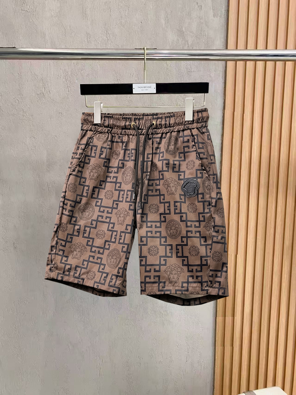 Elastic-waist drawstring shorts with beige and navy geometric Medusa pattern