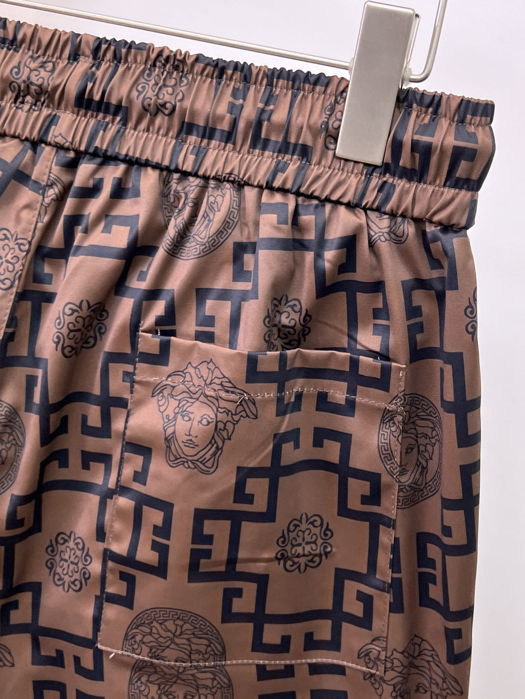 Patterned shorts waistband with elastic and navy-and-beige drawstring