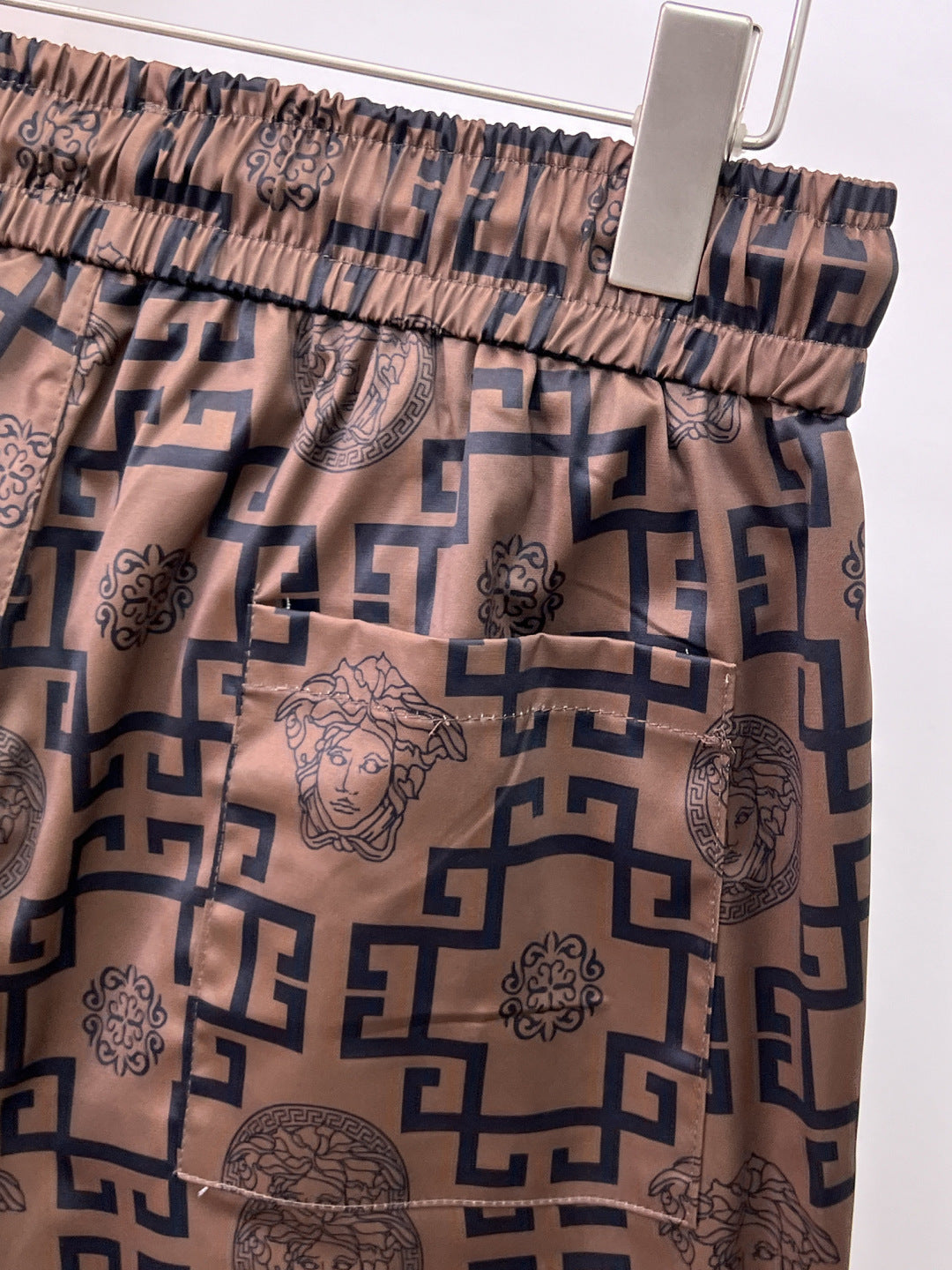 Patterned shorts waistband with elastic and navy-and-beige drawstring