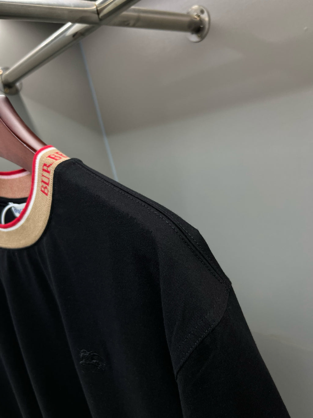 Burberry black short-sleeve shirt shoulder with small logo detail and stitched trim