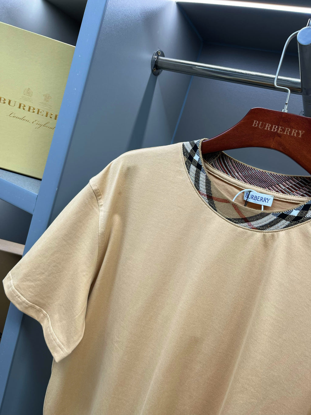 Beige short-sleeve T-shirt with close-up plaid crew neckline trim