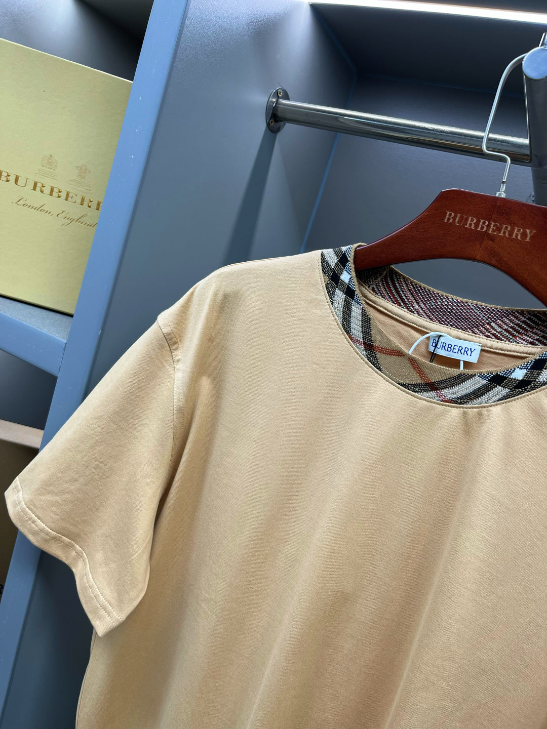 Beige short-sleeve T-shirt with close-up plaid crew neckline trim