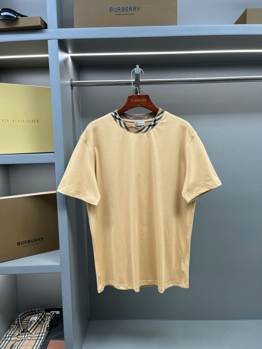 Beige short-sleeve T-shirt with crew neck and plaid collar trim