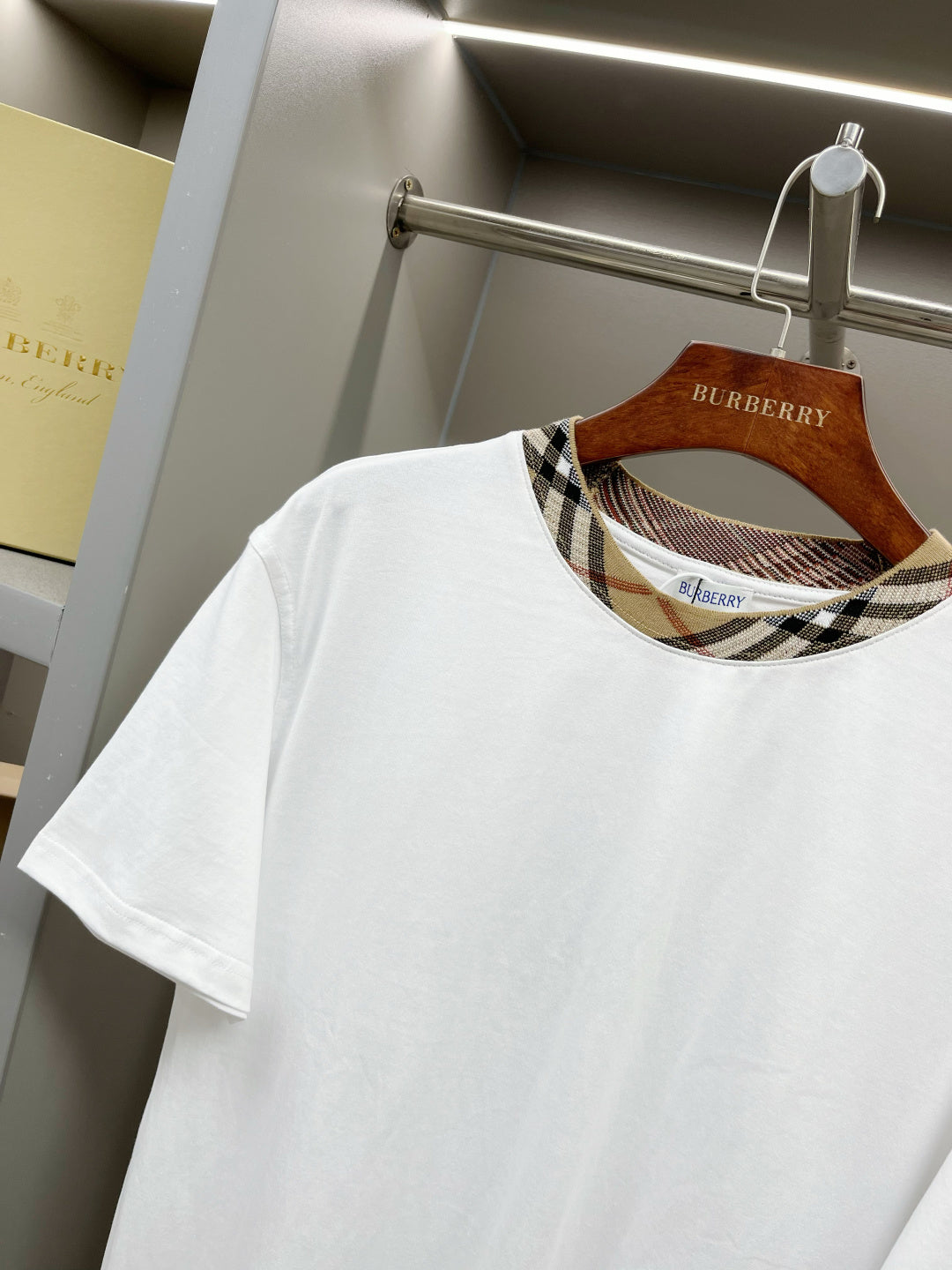 White short-sleeve T-shirt with crew neck and Burberry check-trim collar