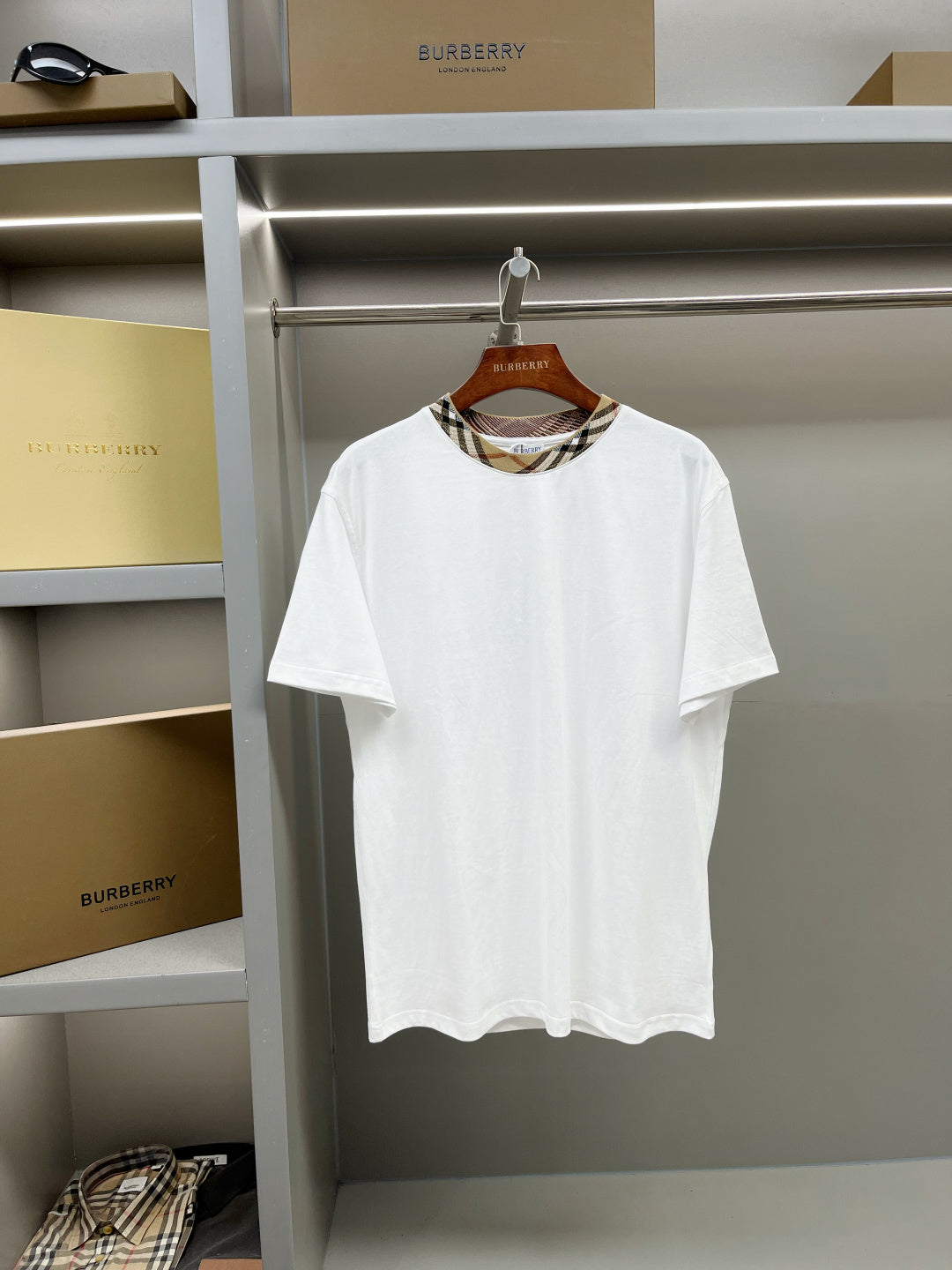 White short-sleeve T-shirt with crew neck and check-pattern trim at collar