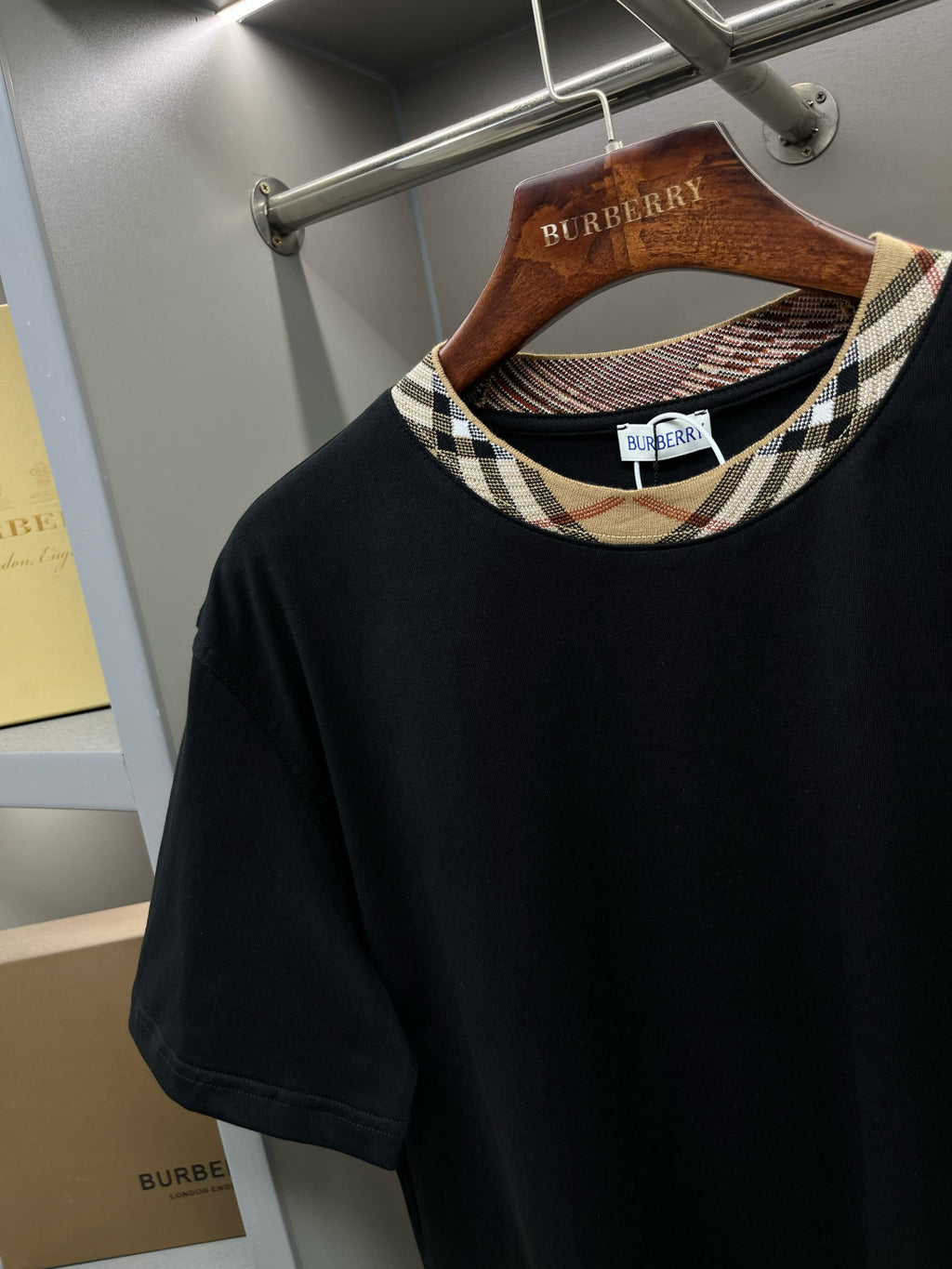 Burberry black short-sleeve T-shirt with check inner collar trim