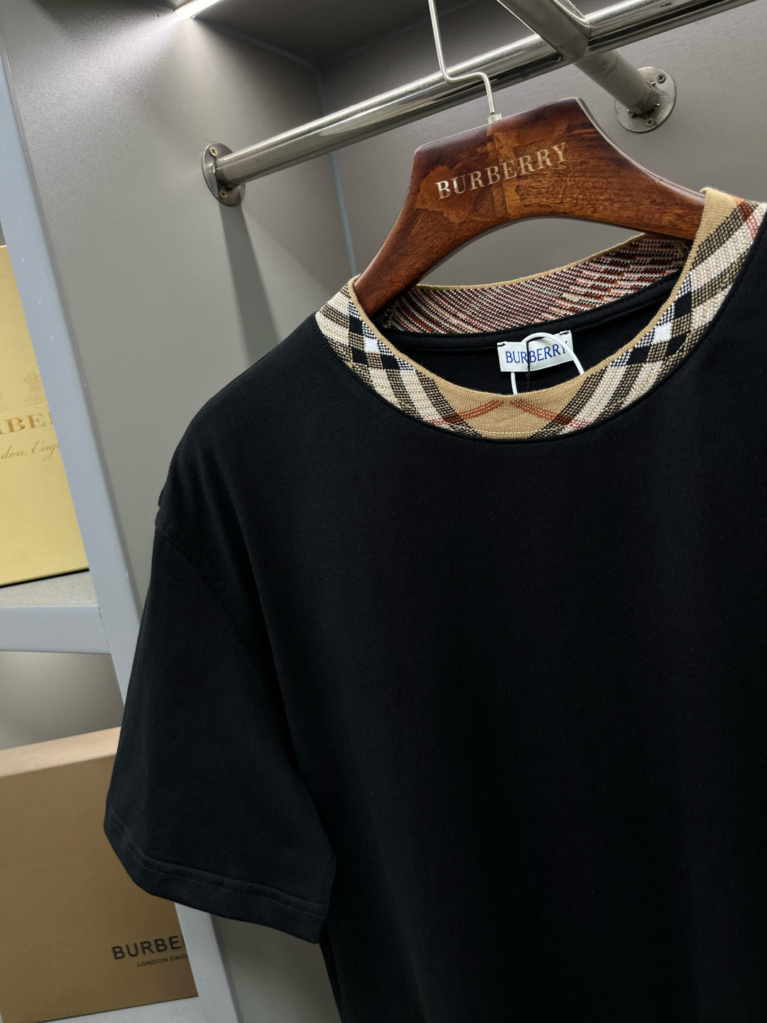 Burberry black short-sleeve T-shirt with check inner collar trim