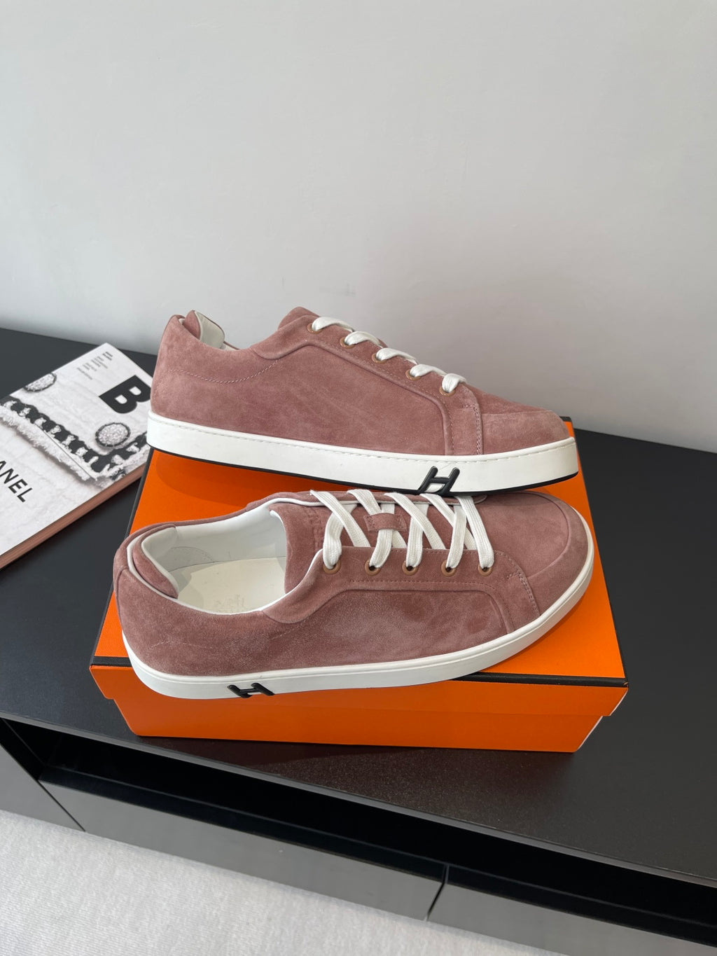 Hermes ladies suede sneakers top view in dusty rose with white laces and sole