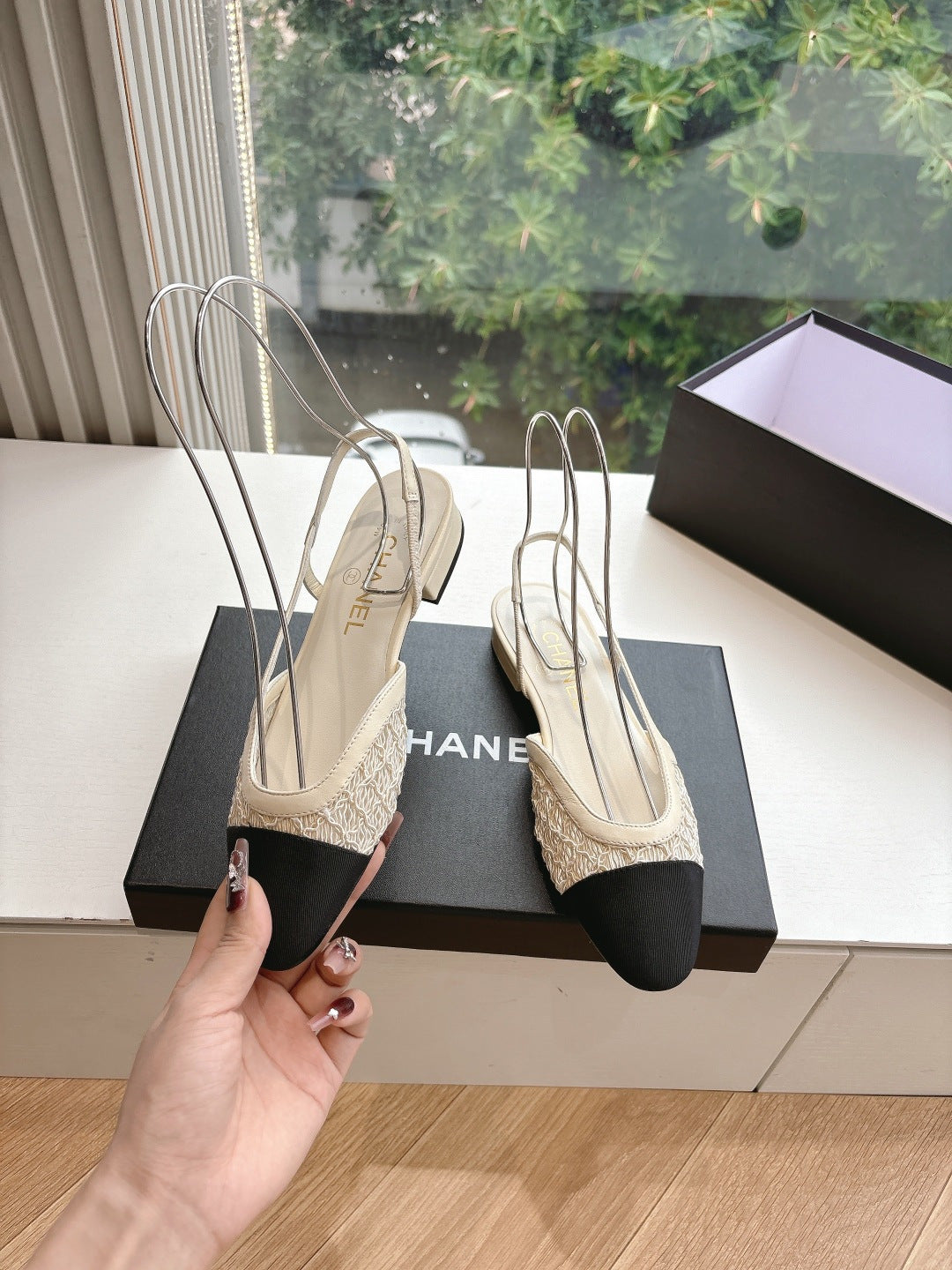 Women's slingback heel, beige lace with black toe cap and sling back