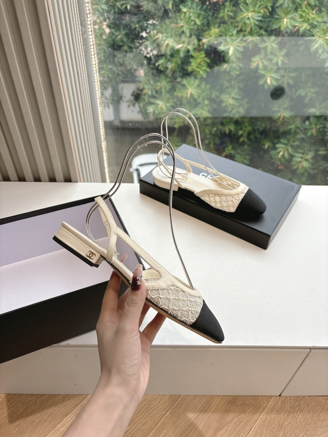 Single women's slingback heel, beige lace upper and black toe cap
