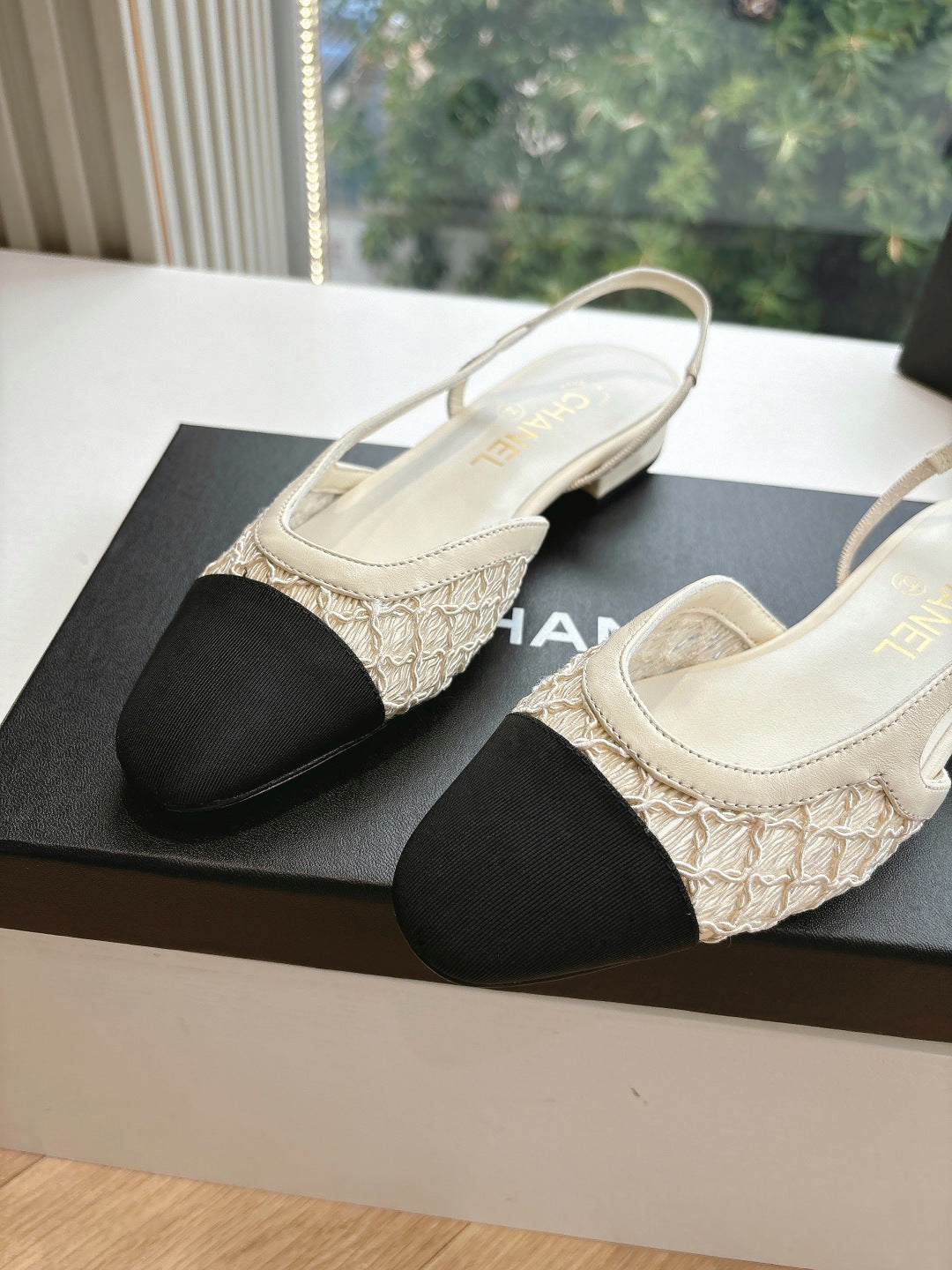 Women's slingback heels, beige woven fabric with black toe blocks