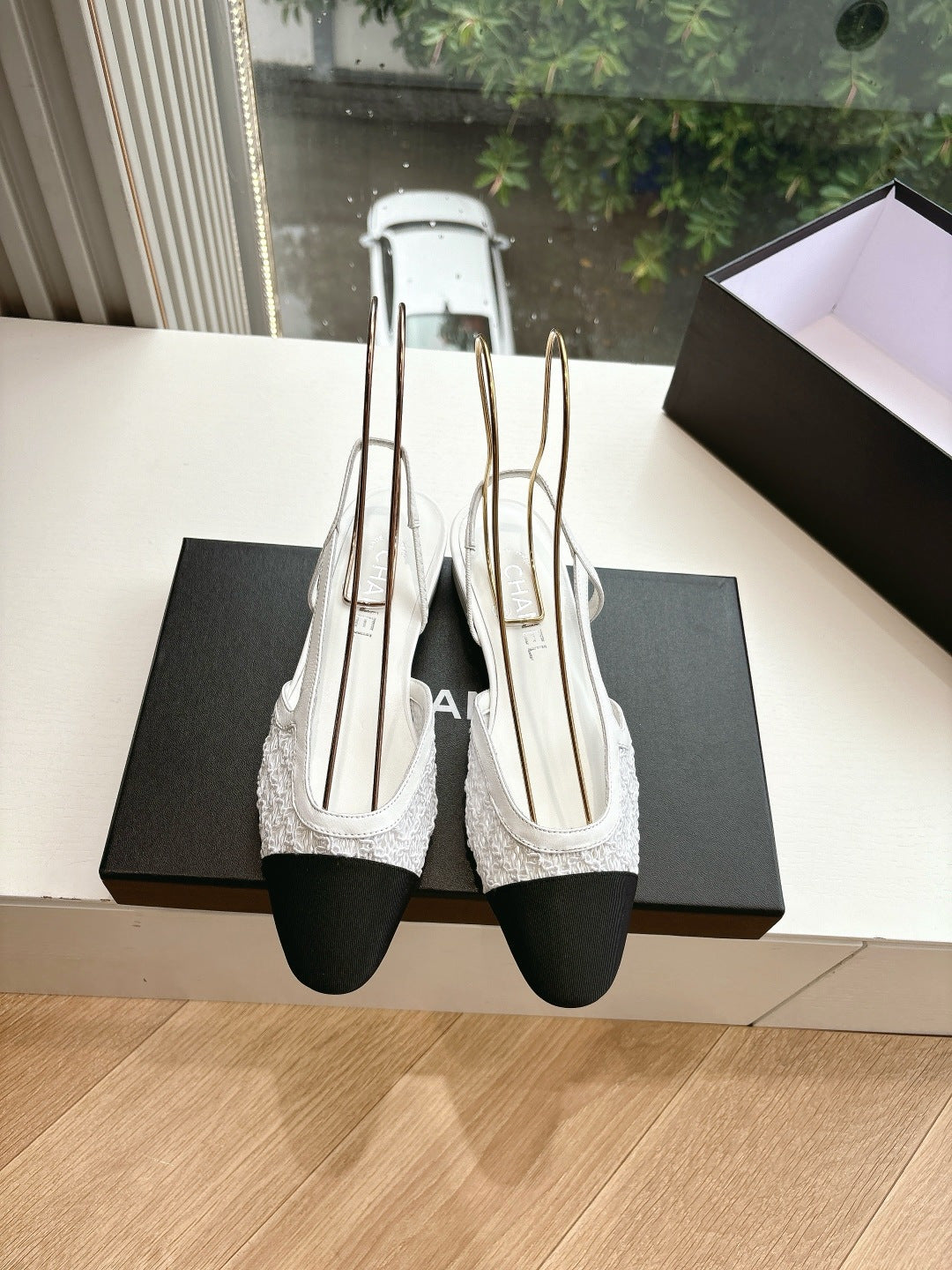 Chanel ladies slingback shoes, two-tone white and black heels, pair on black box
