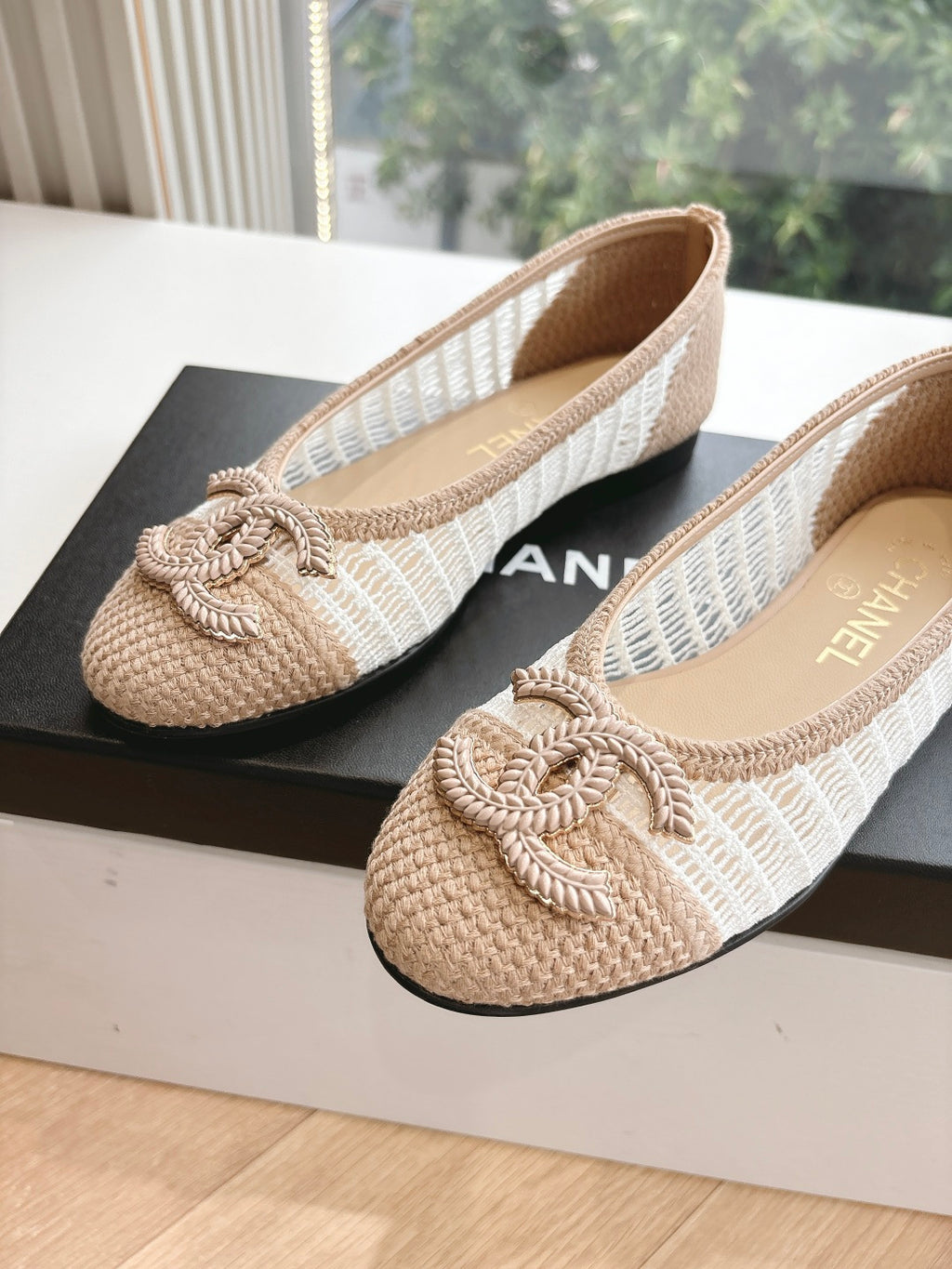 Chanel ladies beige woven ballet flats, pair view with bow detail