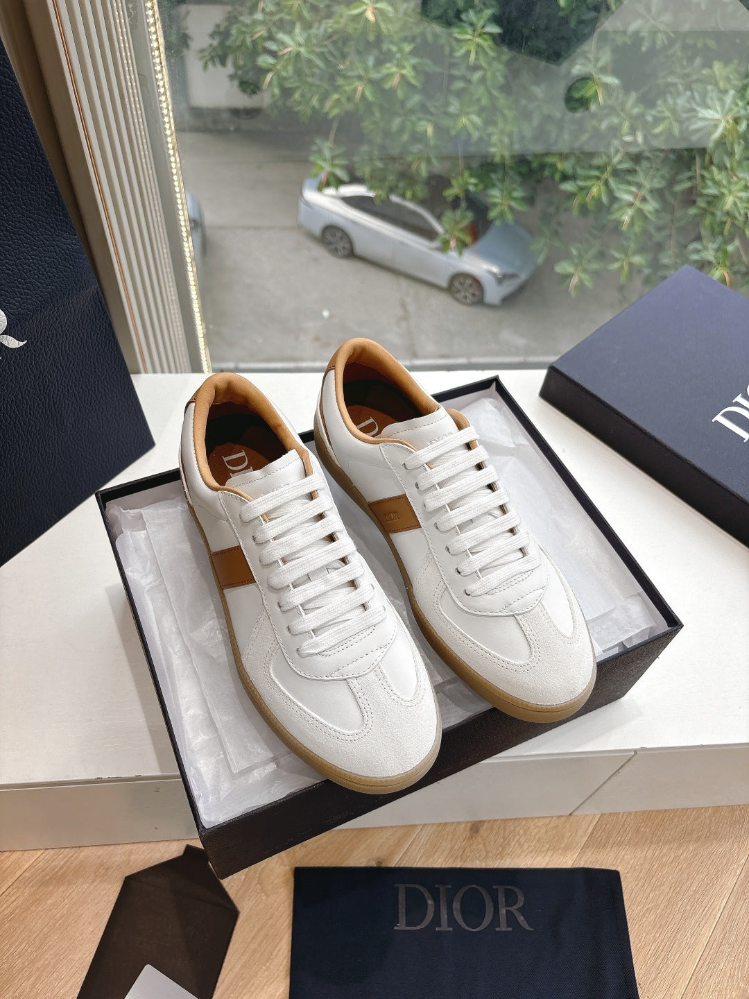 White and tan unisex sneakers, lace-up with smooth leather upper