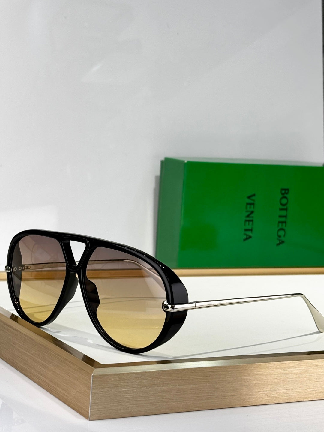 Black round sunglasses with dark lenses and gold-tone metal arms