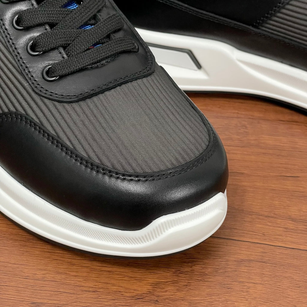 Unisex sneakers front, black toe and gray textured panel with white sole