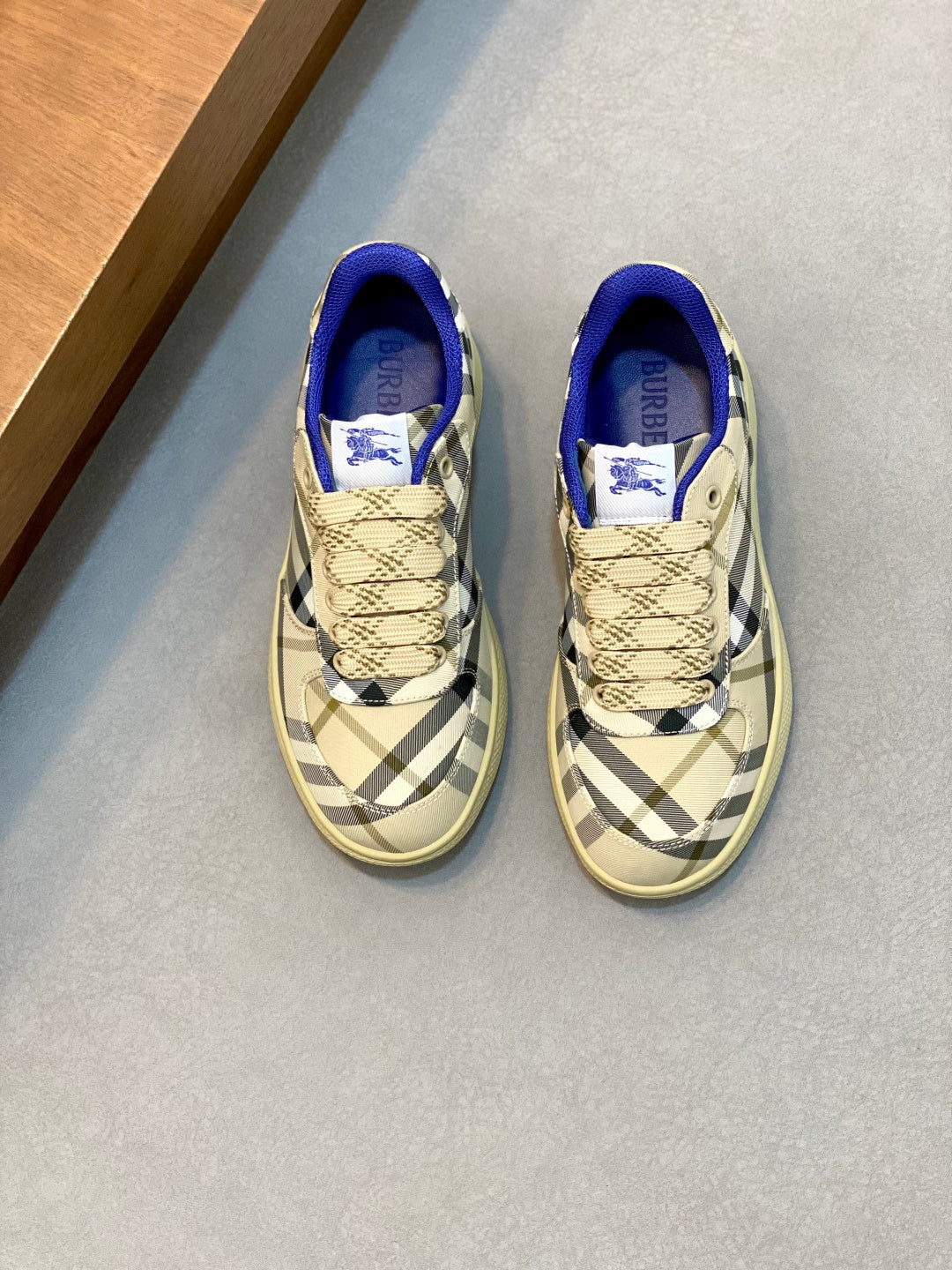 Burberry check sneakers in beige with blue accents, lace-up and rubber sole.