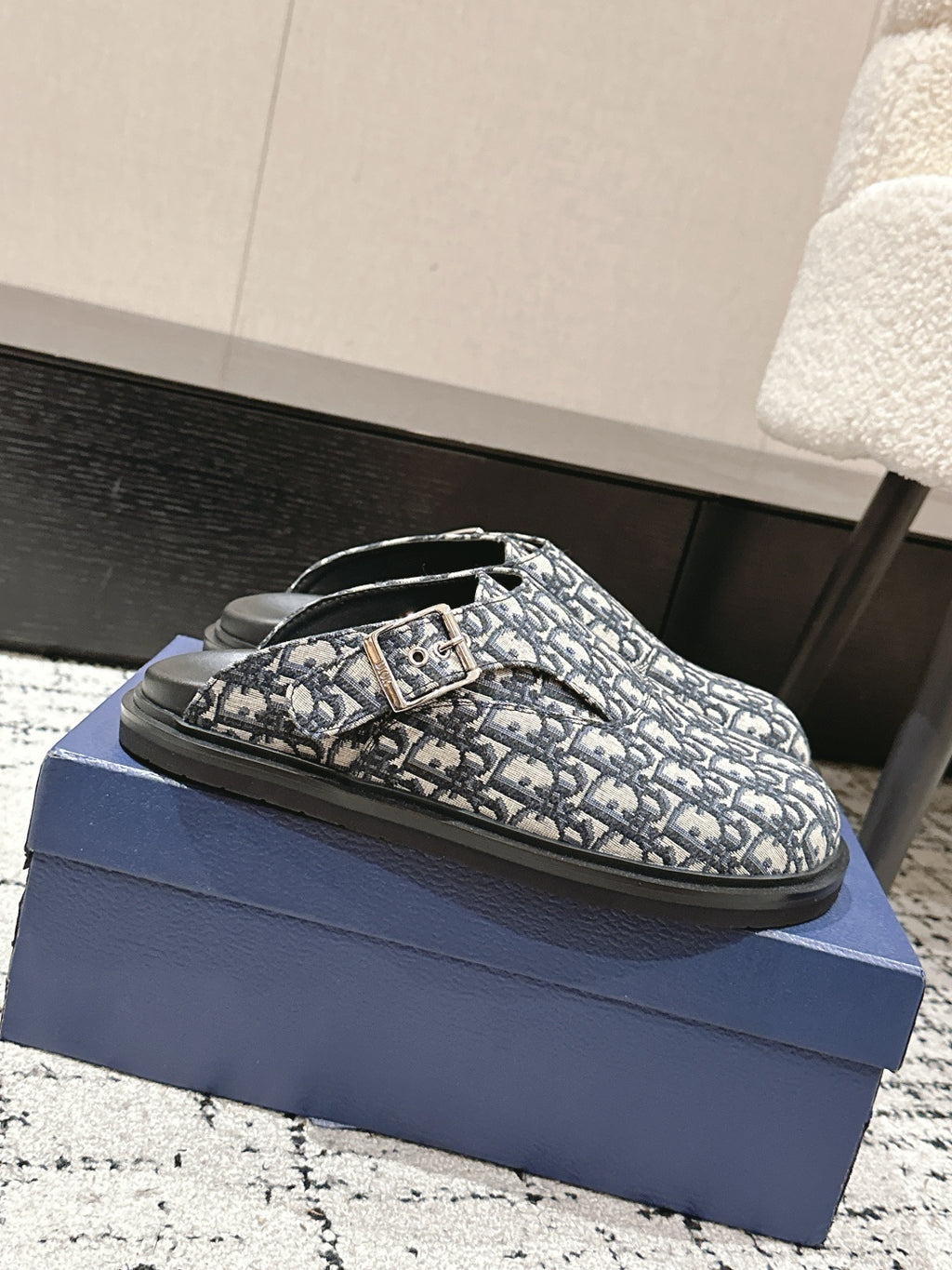 Dior slide sandal with Oblique monogram print, black sole and top strap detail