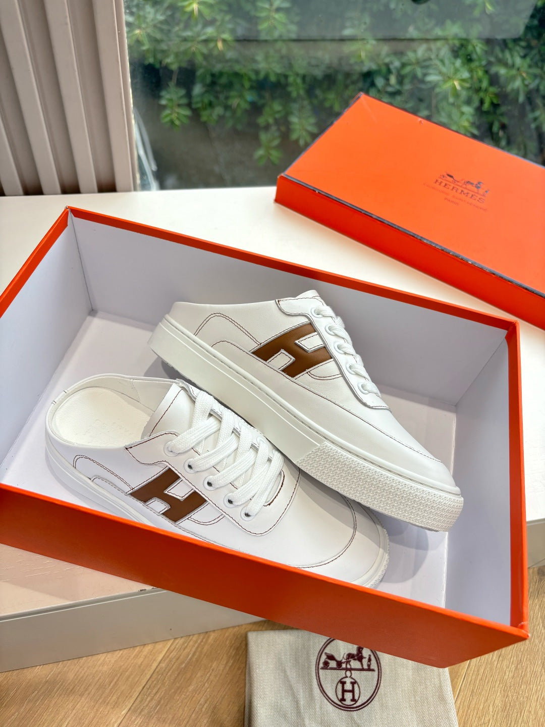 White Hermes sneakers for ladies, brown H logo on the side, laced uppers