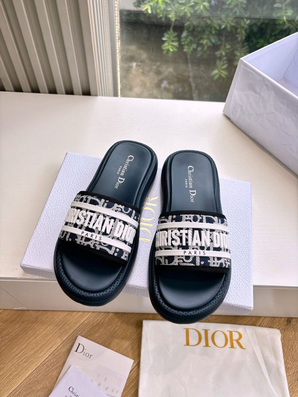 Women’s slide sandals, dark leather with wide patterned logo strap