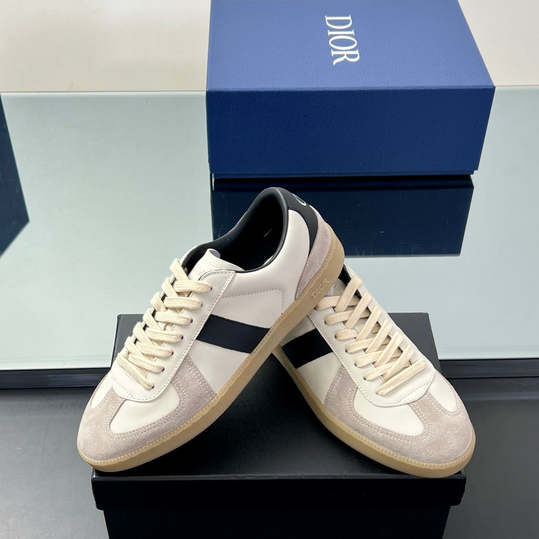 Unisex low-top sneakers, white with beige side stripe and cream laces