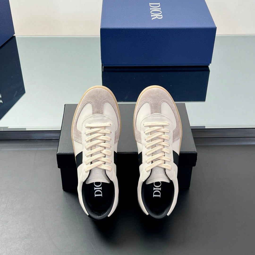 Unisex low-top sneakers with white laces and black interior lining