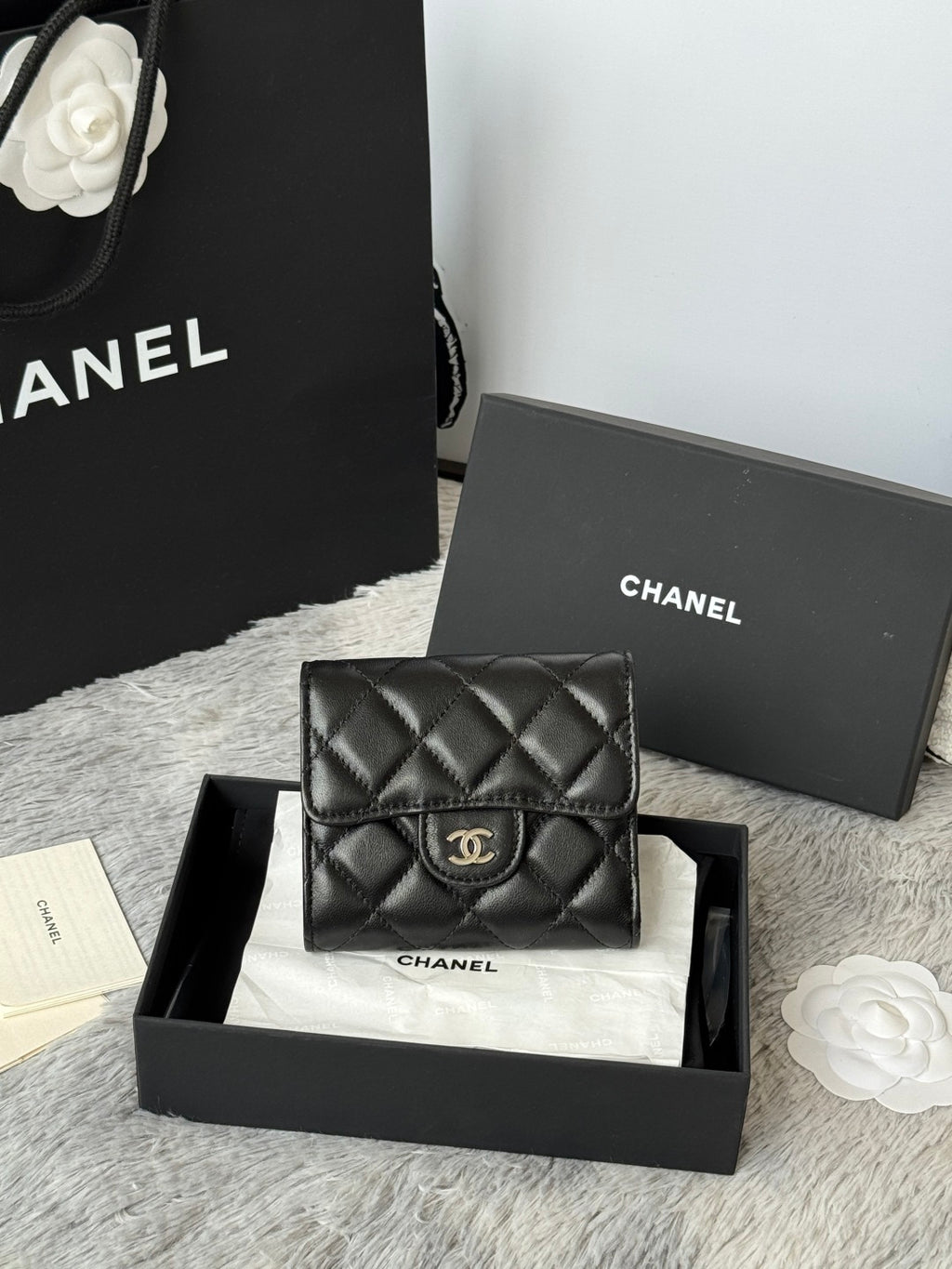 Small quilted leather flap bag, black, with CHANEL CC clasp and stitched quilting.
