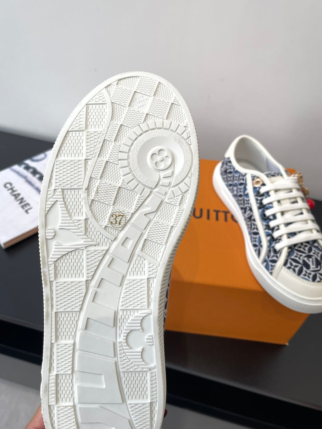 Louis Vuitton ladies sneaker outsole, white rubber tread with circular logo