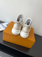 White sneakers from behind, padded heel tabs with logo and lace-up closure