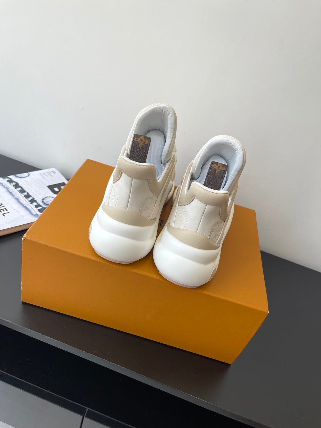 White sneakers from behind, padded heel tabs with logo and lace-up closure