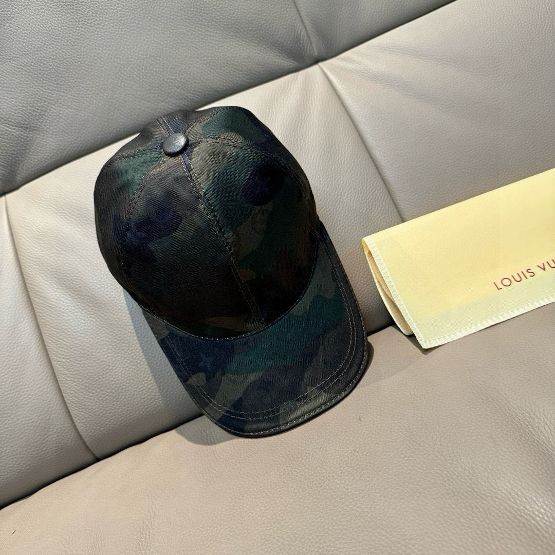 Dark camouflage baseball cap with side panel stitching and top button