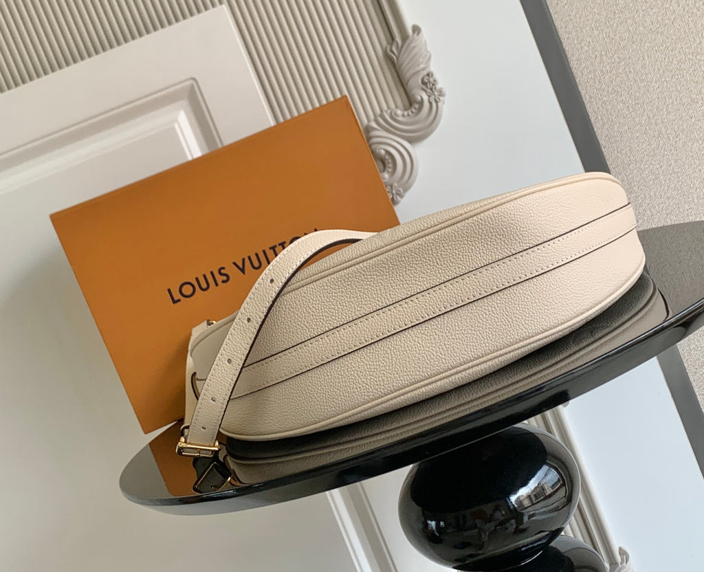 Louis Vuitton mini bag with curved flap in light beige pebbled leather, gold hardware