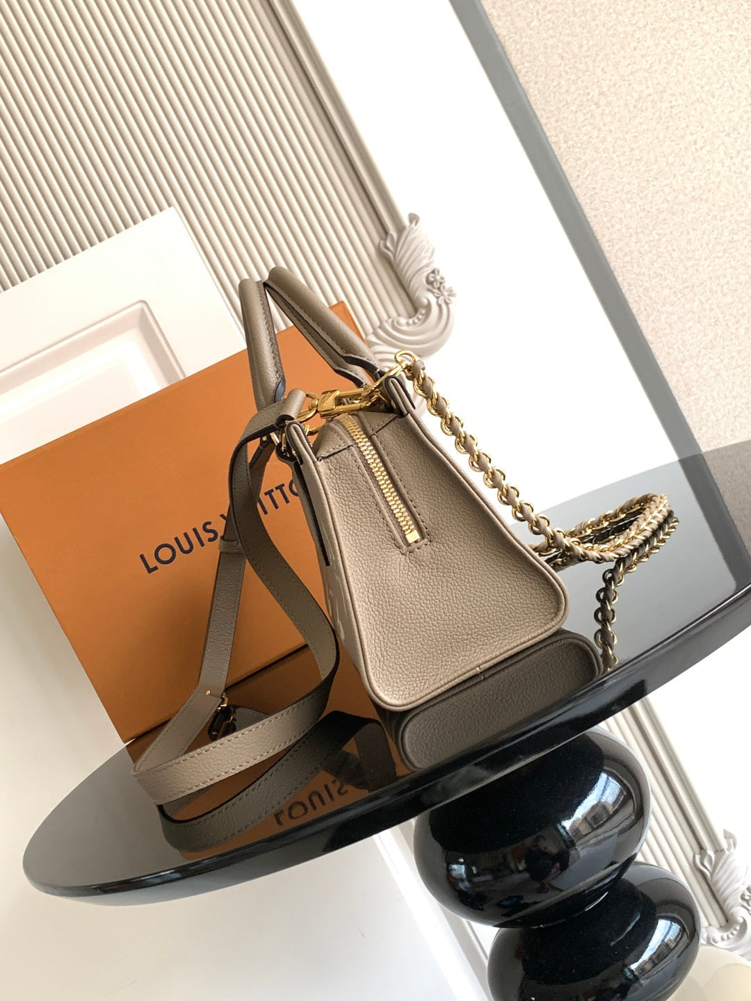 Louis Vuitton monogram handbag with gray-brown canvas, gold zipper and shoulder chain