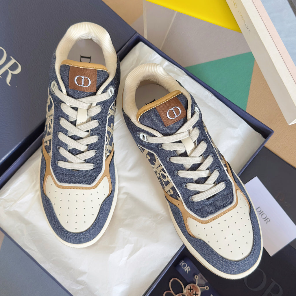 Unisex sneakers in dark blue denim with white sole and tan/gold logo panel