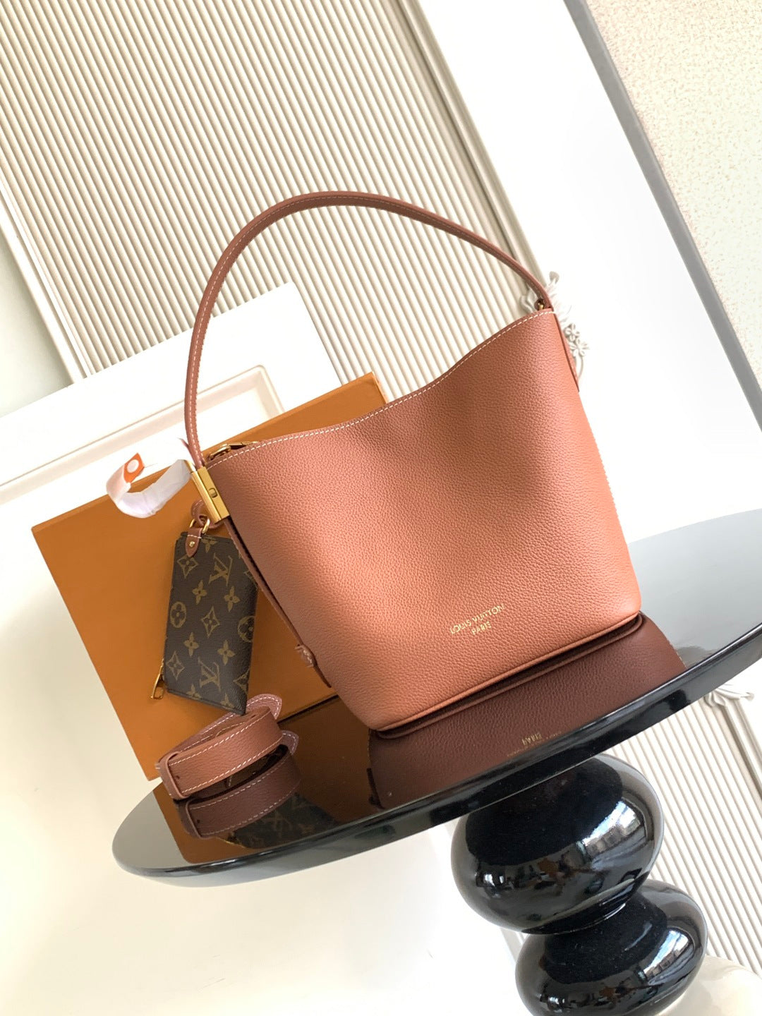 Louis Vuitton leather tote bag in pink with top handle and gold-tone hardware