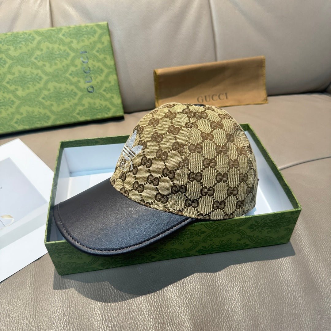 Gucci cap with beige GG monogram panels and black leather brim