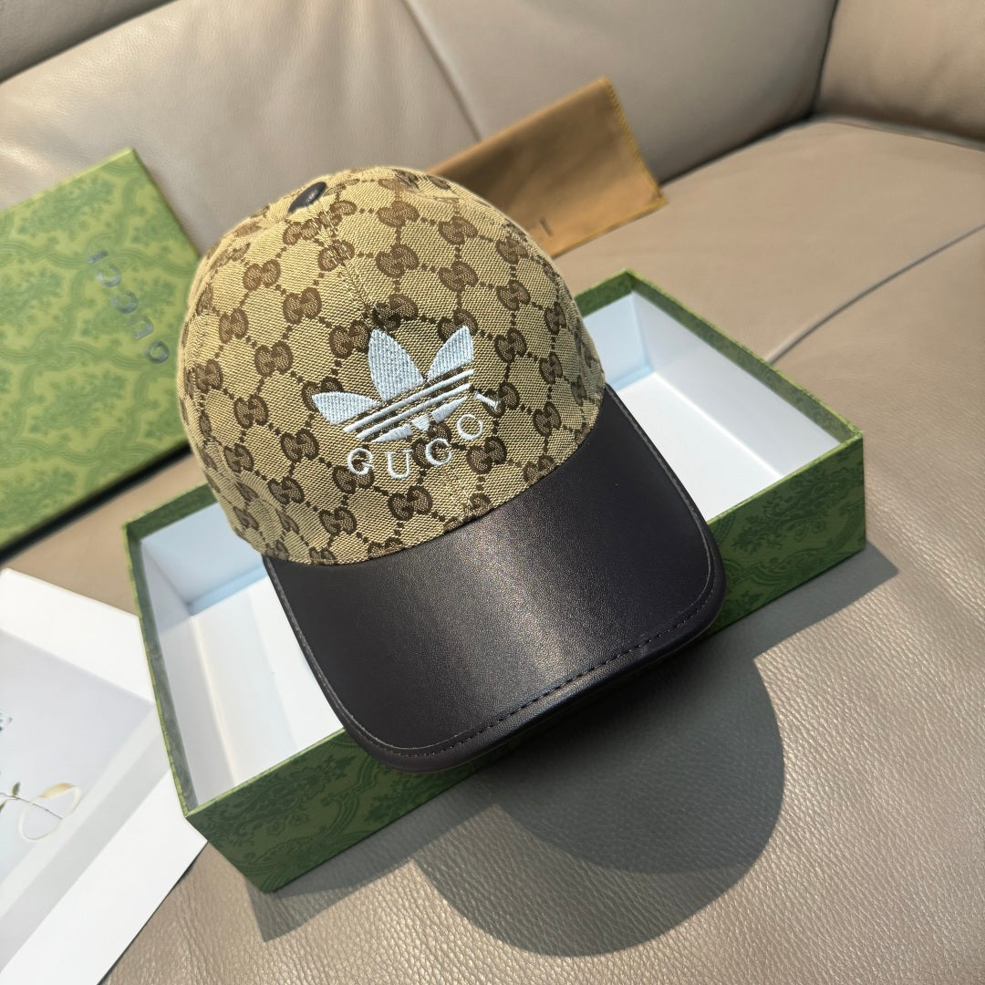Gucci cap in beige GG canvas with black leather brim and blue flower applique