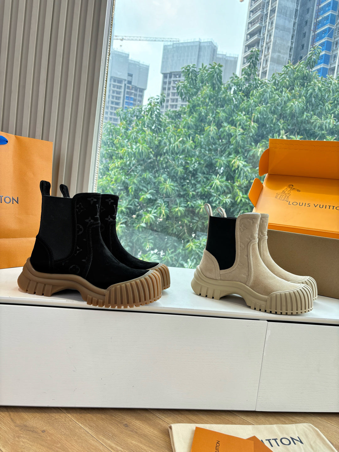 Unisex Chelsea boots in black and beige, elastic side panels and chunky soles