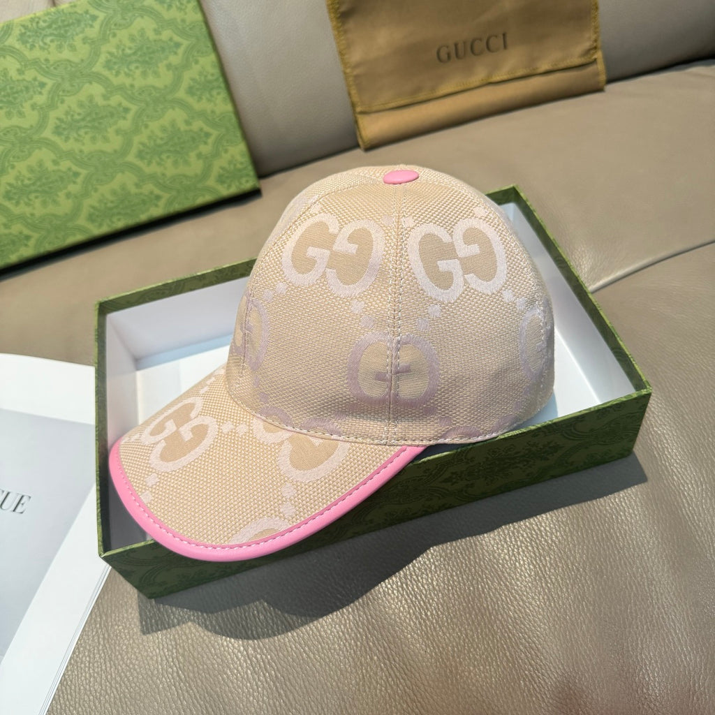 Beige Gucci GG baseball cap with pink-edged brim and pink top button