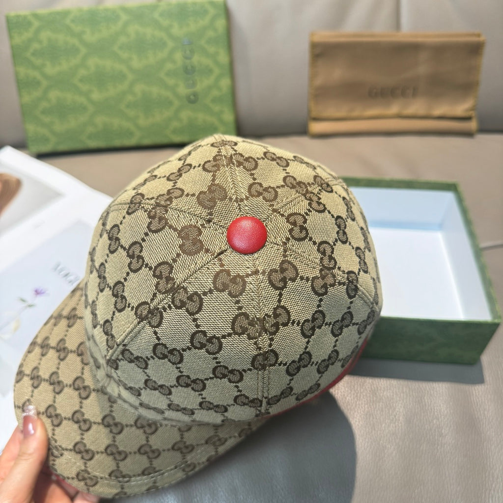 Gucci baseball cap in tan GG canvas with red button at crown