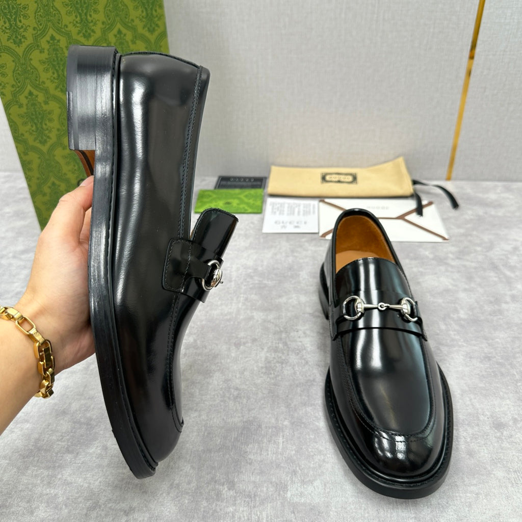 Gucci unisex leather loafer shoe in black, side view, horsebit strap, thick sole